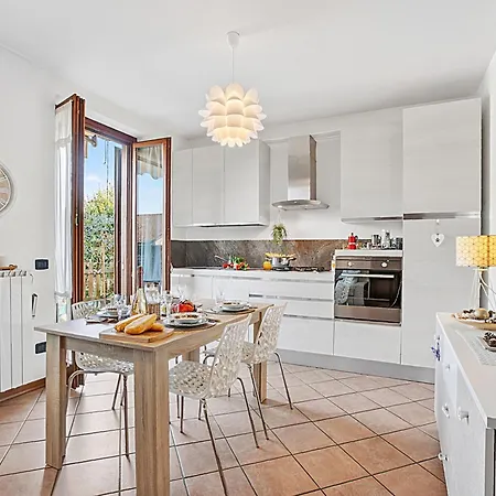 Alba Rosa - 2 Bed, 2 Bath - Happy Apartment